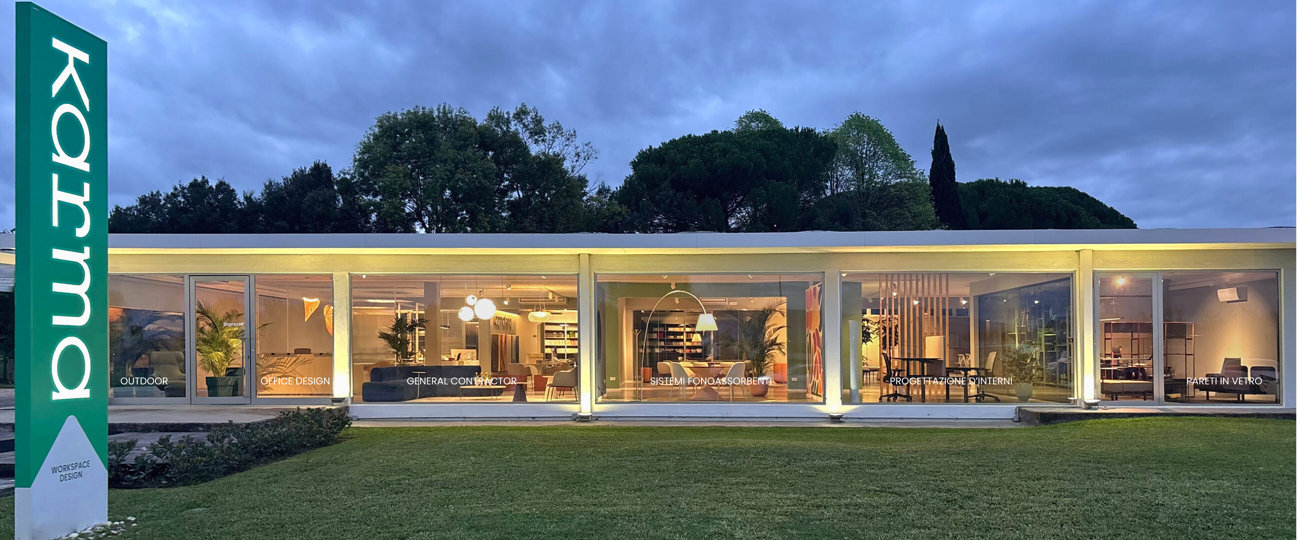 Showroom arredo ufficio Karma a Perignano, Pisa, visto dall'esterno al crepuscolo