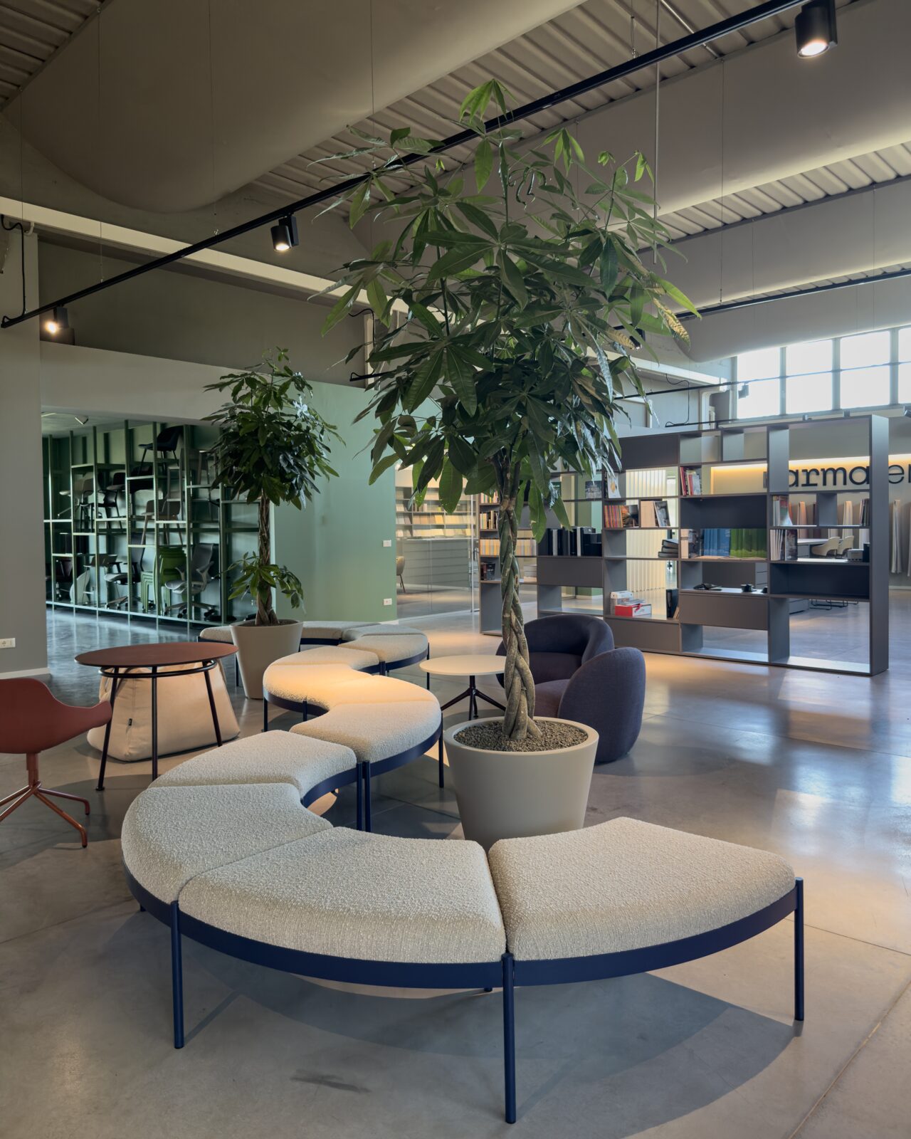 Lo showroom Karma di Perignano, 612 m² dedicati all'arredo per ufficio