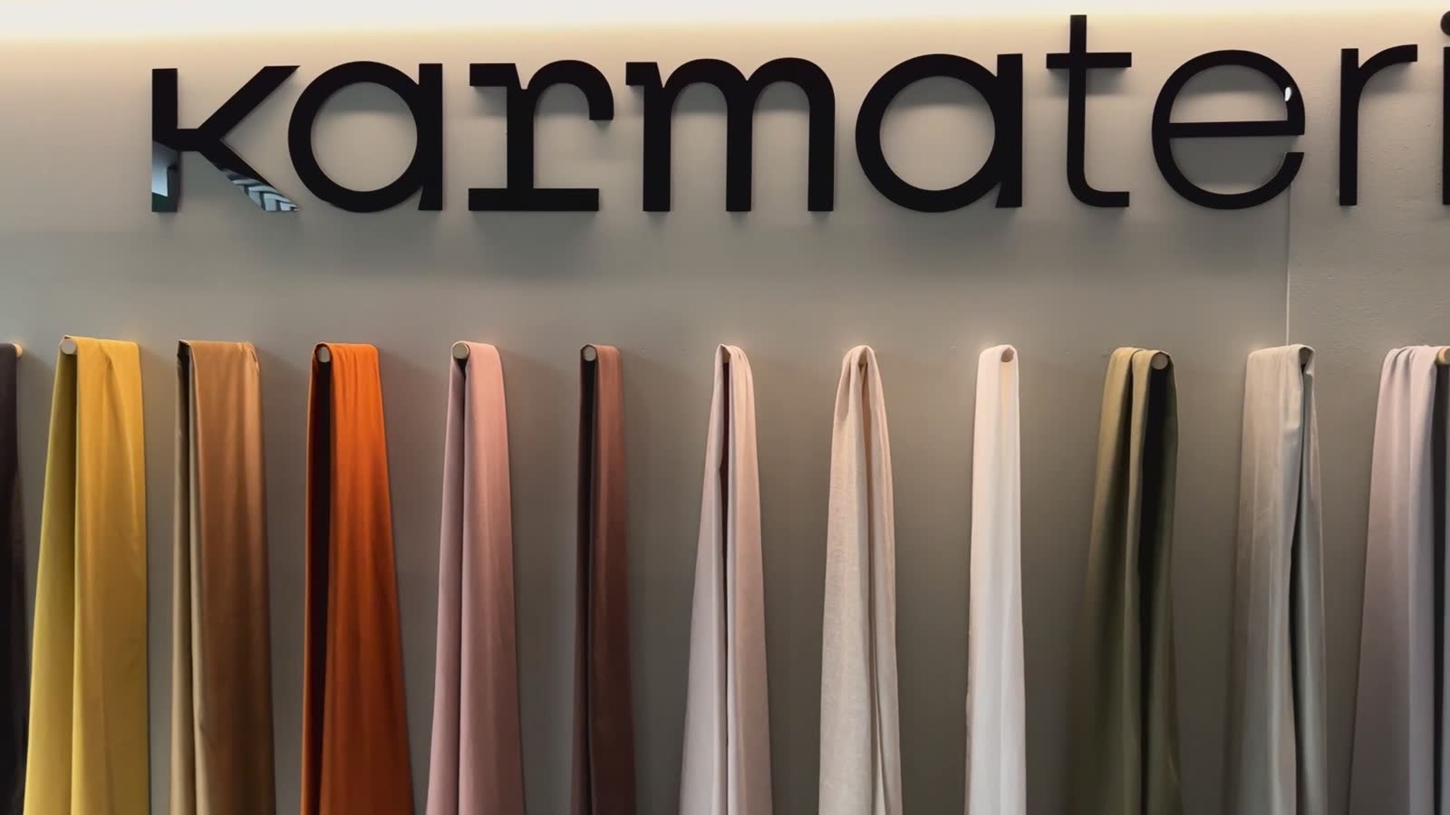 Pannelli fonoassorbenti e tessuti tecnici nello showroom Karma